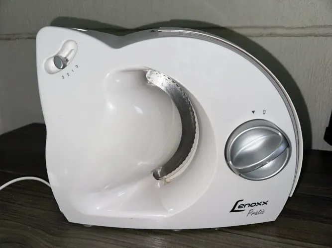 Fatiador/Cortador de Frios Elétrico Lenoxx excelente estado 