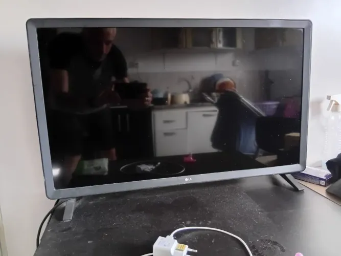 Vendo computador e TV para retirada de peças