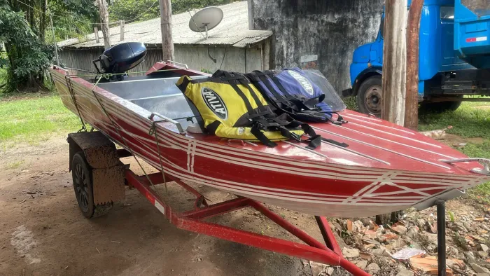 Lancha com motor e carretinha