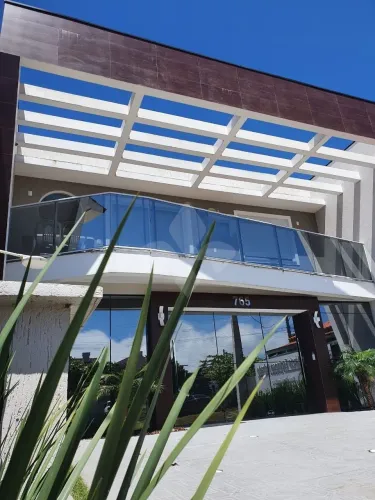 Prédio com um apartamento e duas salas comerciais no Centro de Garopaba/SC