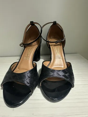Sandália de salto preto Vizzano
