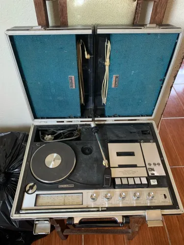 eletrofone portátil (vitrola/ toca-discos) com rádio e toca-fitas K7, da marca Crown. ?