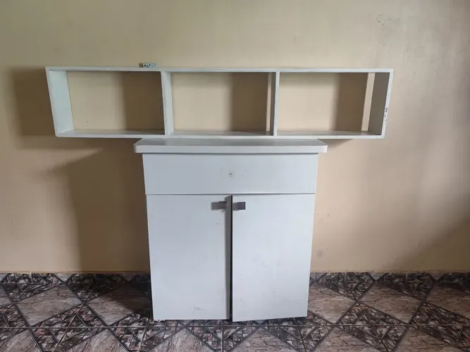 Armarinho com uma penteadeira 