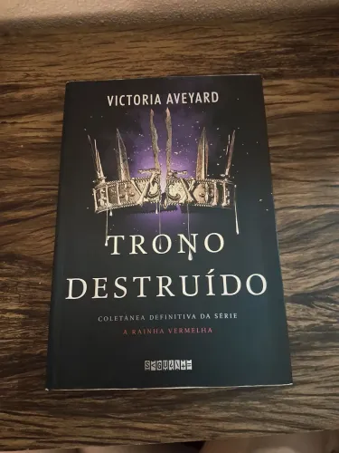 Livro - "Trono Destruído", de Victoria Aveyard