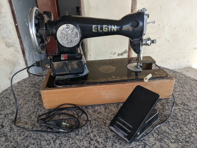 Máquina de costura Elgin