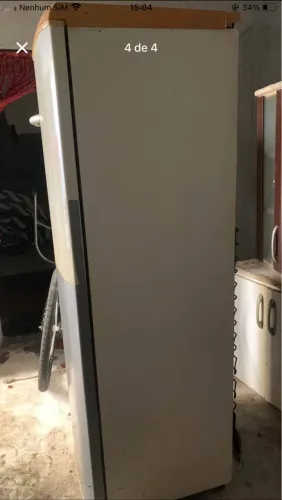 Geladeira usada! Porém funciona tudo perfeito! Pra pegar e usar.