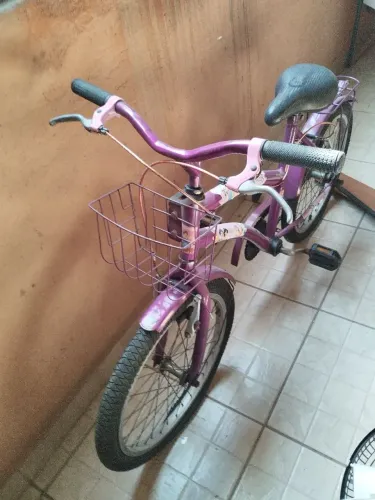 Bicicleta usada para crianças até 10 anos.