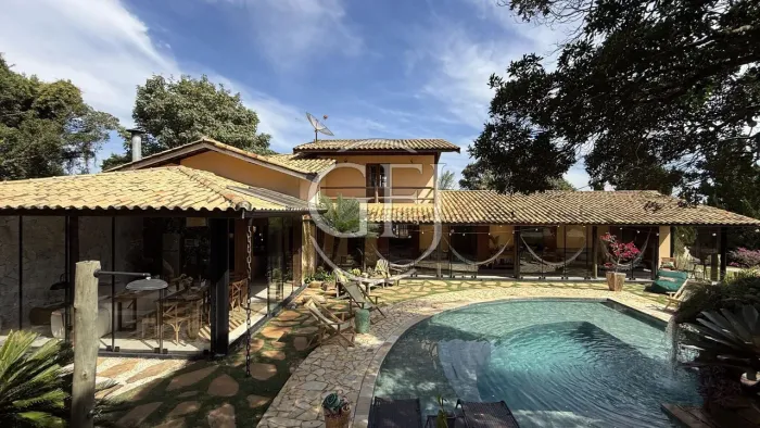 Casa em Condomínio 5 suítes - 6 vagas - piscina - campo futebol - churrasqueira