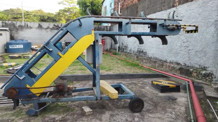 Girafa com esteira de carregar gás