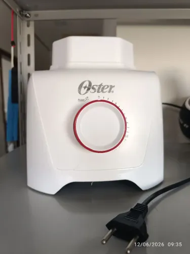 Liquidificador Oster sem o copo, 110v