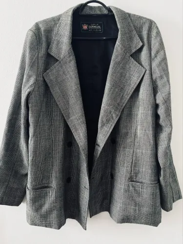 Blazer de alfaiataria em tecido Dormeuil (Made in England).