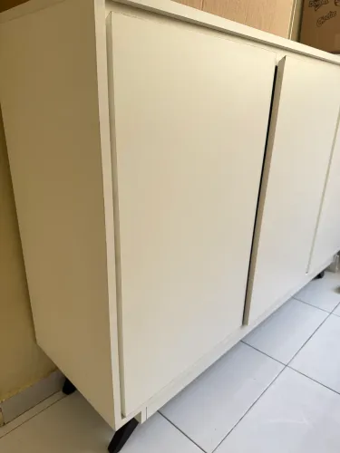 Balcão de madeira para recepção ou sala
