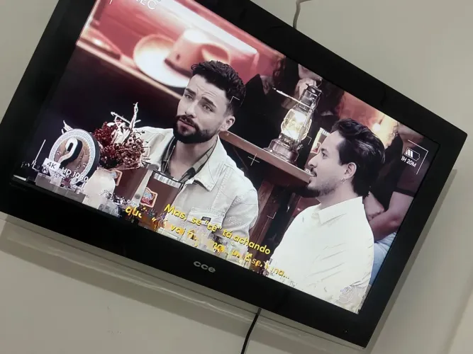 Televisão 32 polegadas, em bom estado.