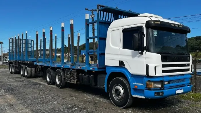 Caminhão Scania P124 - 360cv - 2002 - Traçado 6X4 - Transtora com Julieta