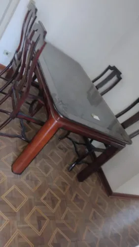 Mesa de jantar em migno com 6 cadeiras, bufe e aparador em mogno sem uso