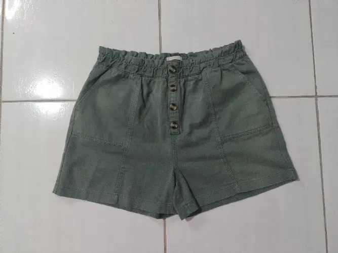 Short de sarja clochard cintura super alta com botões decorativos - Tamanho 48
