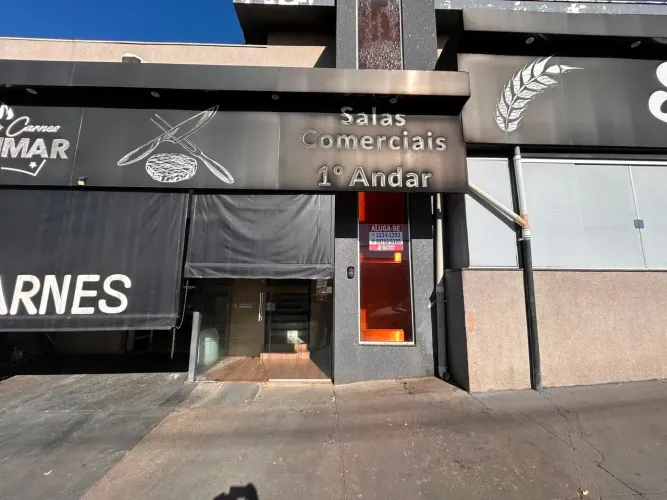 Sala comercial no 1º andar, localizada acima da Padaria Sobremar na Av. Monte Aparzivel