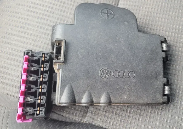 Caixa De Fusíveis Original (fica em cima da bateria)<br>Compativel com Volks