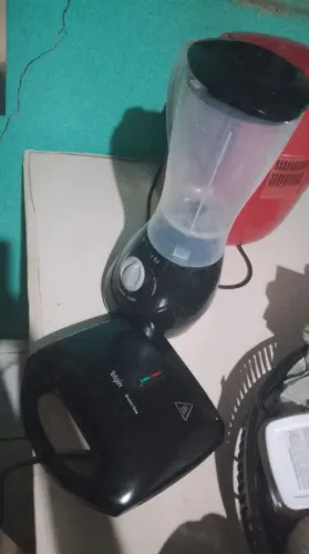 vende se liquidificador e uma sanduicheira.