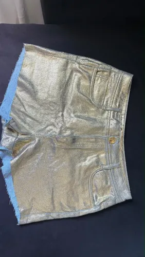 Short dourado metalizado Carmen Steffens