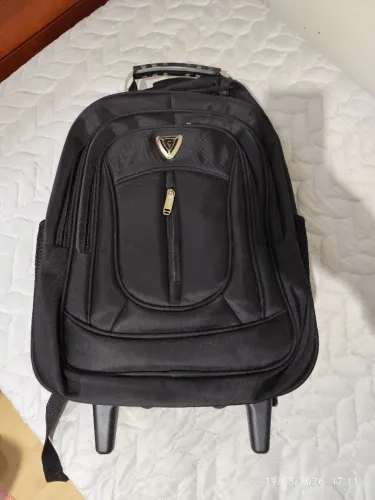 Mochila de rodinha para viagem ou escola, semi nova