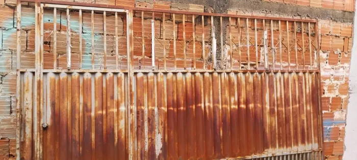Portão 3,55 de largura e 2,25 de alura ferragem conservada faltando apenas pintura.