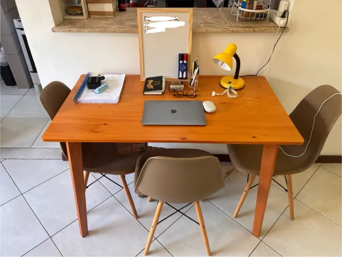 Mesa de madeira maciça