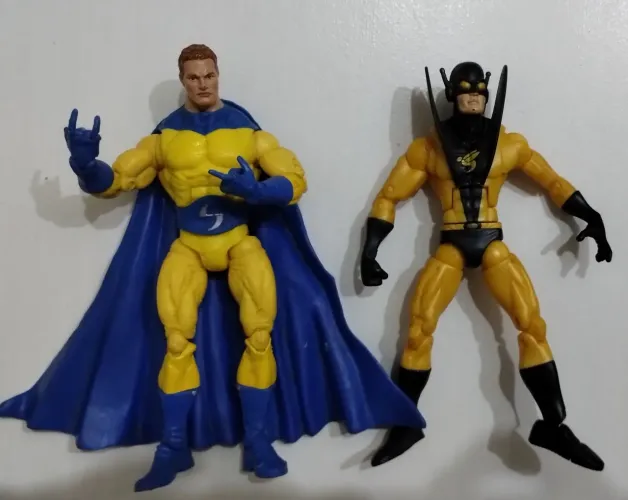 Kit Bonecos Action Figure: Marvel Legends Sentry e Yellow Jacket 2006