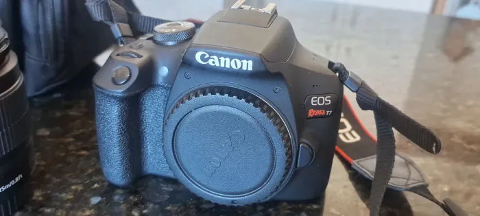 Camera Canon T7