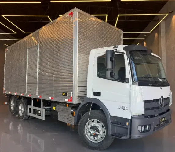 Caminhão Mercedes-Benz Atego 2429 6X2 Baú Carga Seca + Plataforma Hidráulica