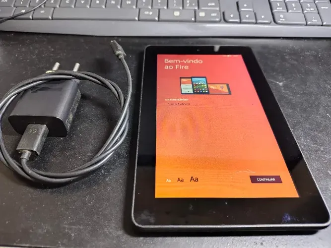 Tablet Amazon Fire 7 - 5ª geração, modelo SV98LN com carregador motorola