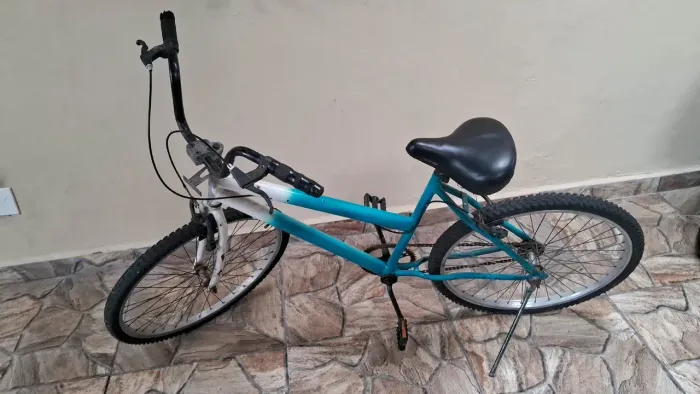 Bicicleta Azul-Turquesa e Branca - Estilo Passeio