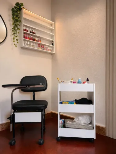 Kite manicure e pedicure com cadeira , espositor,e carrinho auxilia 400r 