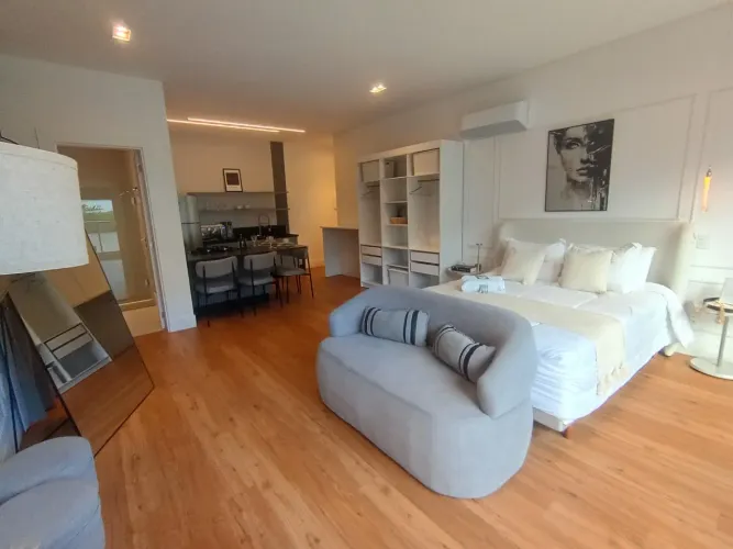 Studio totalmente mobiliado à venda no Monte Verde