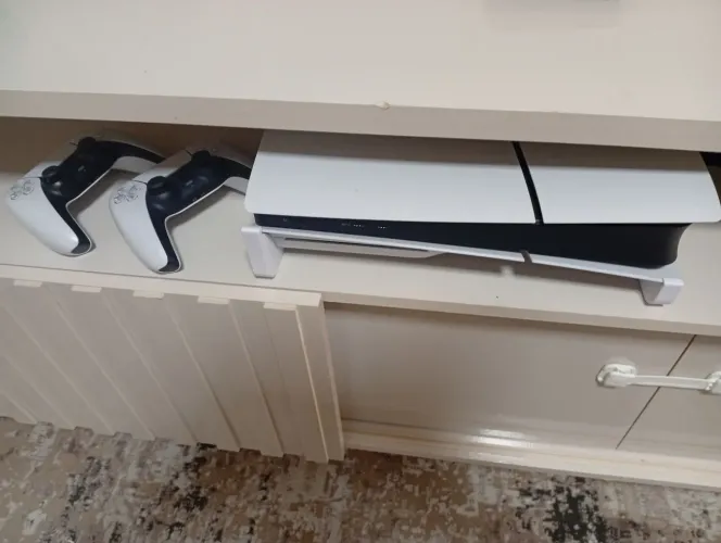 PS5 Slim com leitor + 2 controles + suporte horizontal + 3 jogos