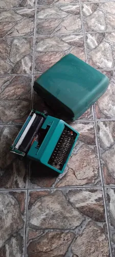 Antiga máquina de datilografia portátil