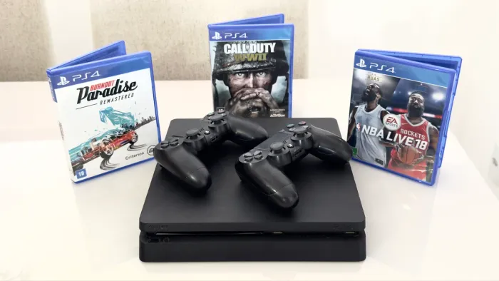 Vendo PS4 + 2 Controles originais + 3 jogos opcionais