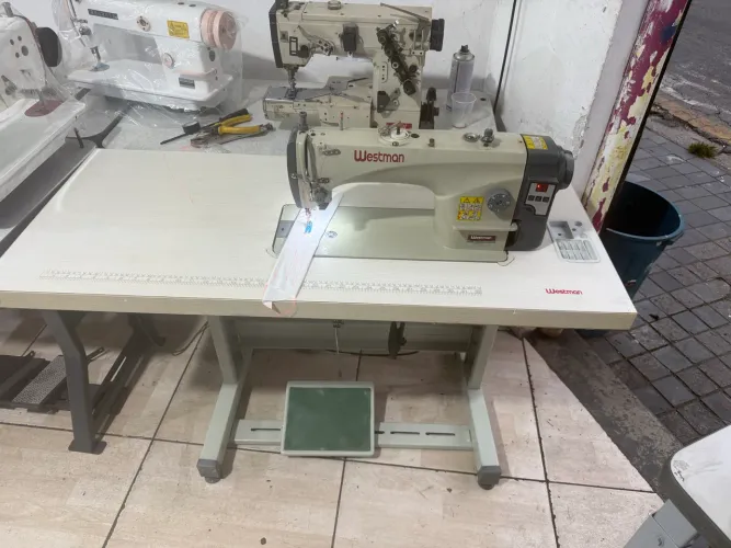 Máquina de costura reta direct driver nova mostruário