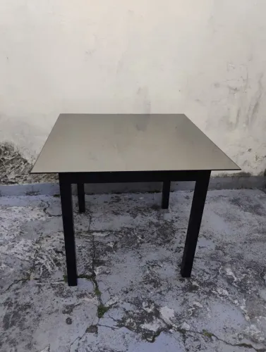 Mesa para 4 lugares. Estrutura de alumínio e vidro. 90 x 120. Altura 77