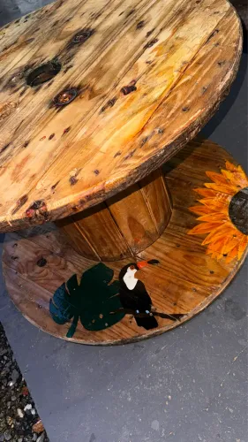 Mesa feita com carretel de madeira personalizada ( pode escolher outros desenhos também)