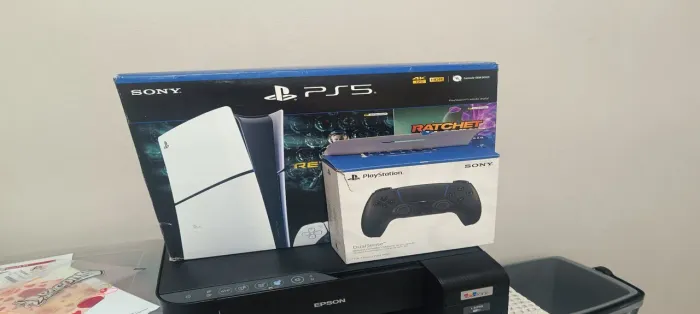 Playstation 5 dois controles pezinho capa anti pó