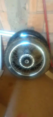 Vende-se par de rodas originais XTZ crosser freio a disco na dianteira e freio tambor traz