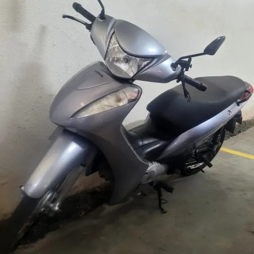 BIZ HONDA ANO MODELO 2015