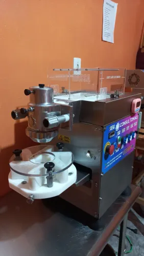 Máquina de Modelar salgados e Masseira Consultomaq