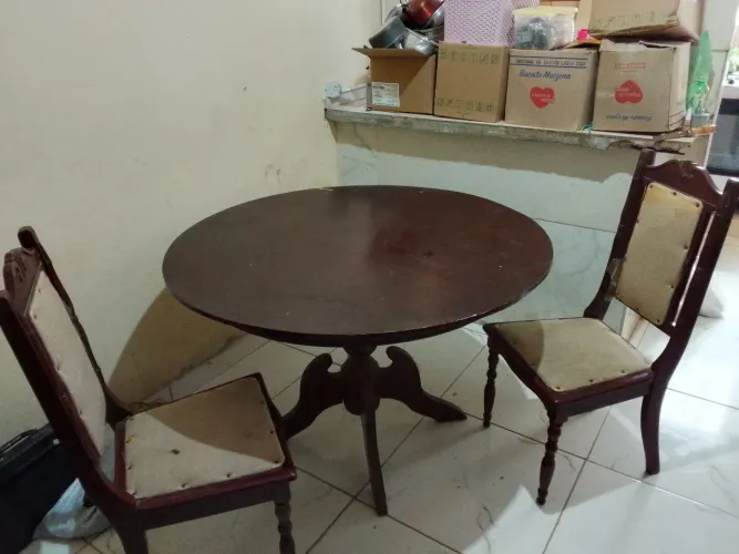Mesa rústica com 5 cadeiras 