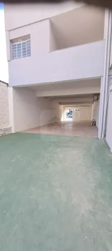 Prédio comercial lojas e hotel ao lado praia club