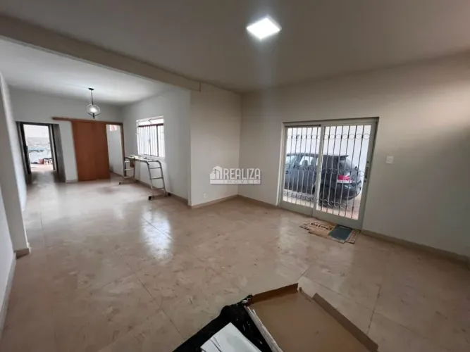 Casa com 3 Quarto(s) e 2 banheiro(s) para Alugar, 10 m² por R$ 1976 / Mês