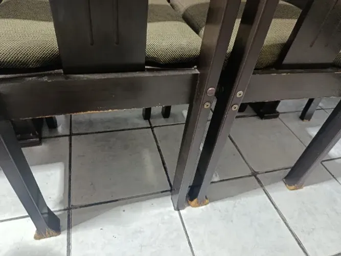 Vende-se mesa de jantar com 4: cadeiras em bom estado