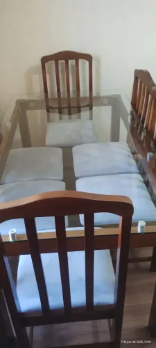 Vendo mesa de jantar, madeira e tampo de vidro com 6 cadeiras estofadas