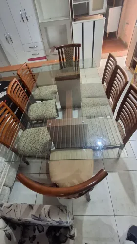 MESA DE MADEIRA COM TAMPO DE VIDRO 2MT COM 8 CADEIRAS CONSERVADA
